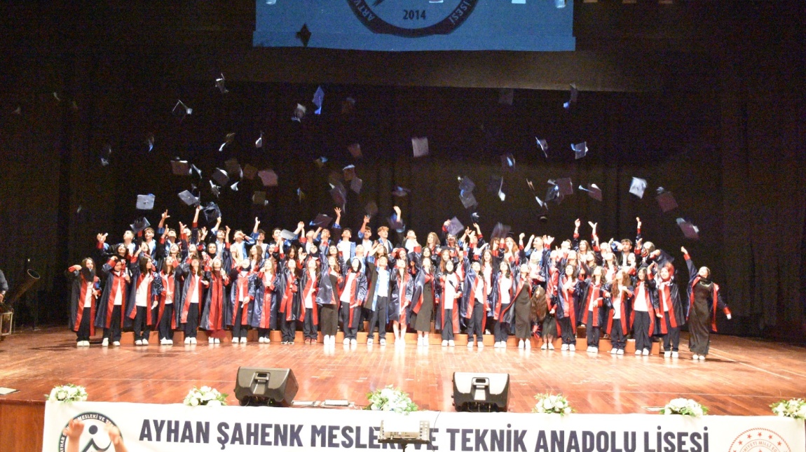 OKULUMUZDA MEZUNİYET COŞKUSU